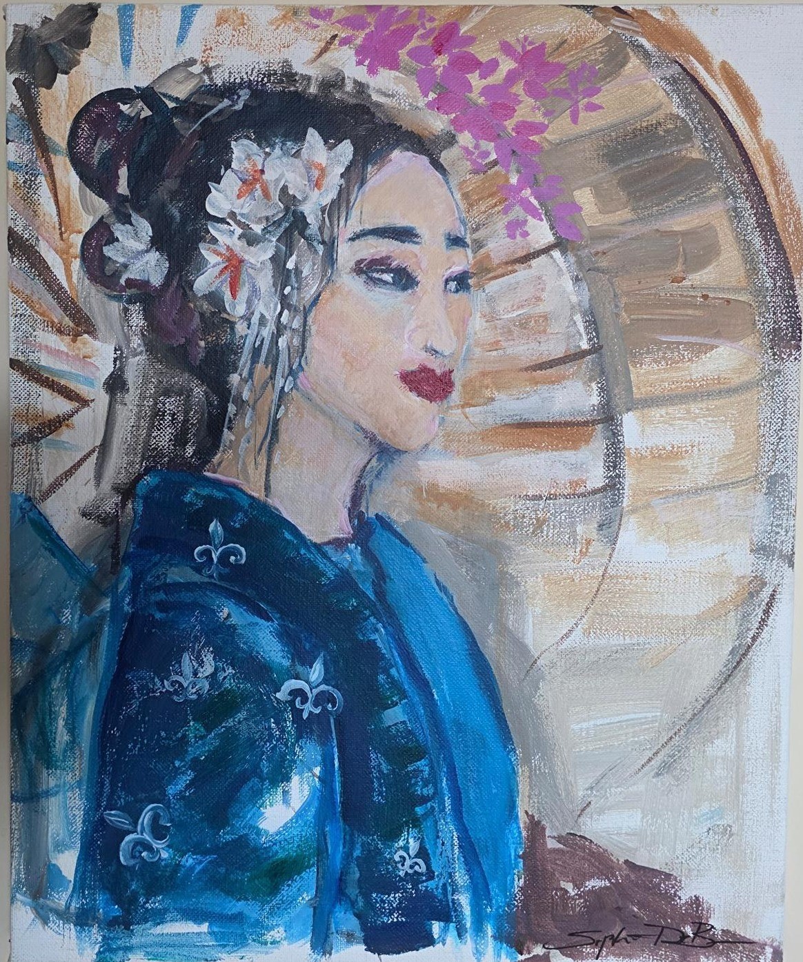 Portrait peint d’une femme vêtue de bleu devant un motif circulaire.