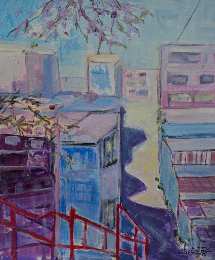 Paysage urbain aux tons mauves et bleus avec branches fleuries.